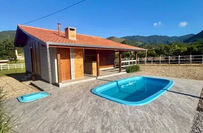 Linda chácara com piscina e área gourmet no bairro galera município de canelinha-sc