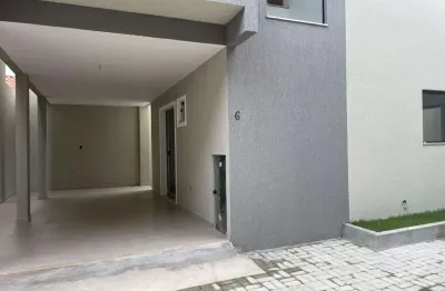 Ipitanga, casa em condomínio, com 3 suites e duas vagas de garagem.