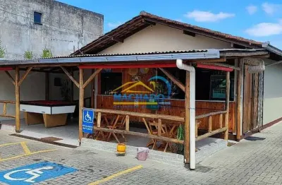 Imóvel versátil no morro do meio: espaço residencial e comercial em uma localização conveniente'