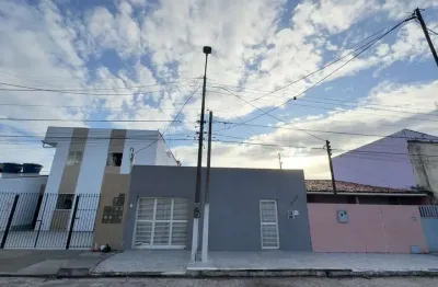 Casa reformada à venda no poço – 3 quartos, suíte e ótima localização