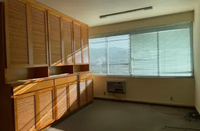 Alugo sala comercial de 44m² com ótima iluminação - centro de blumenau