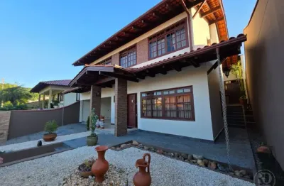 Vendo  casa mobiliada em três pavimentos e decorado - bairro velha central