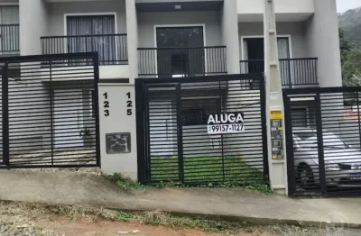 Alugo sobrado com 02 dormitórios e 02 banheiros - no bairro agua verde