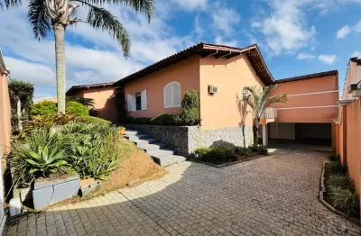 Casa alto padrão semi mobiliada para locação no bairro água verde.