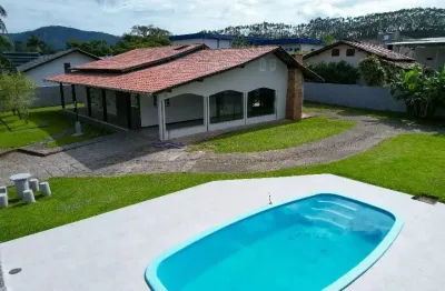 Vendo linda casa com 03 quartos e piscina, cidade de ascurra