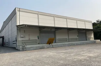 Alugo galpão de 1.000m² e 2 docas para carga e descarga- em brusque