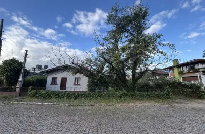 Alugo casa com 3 quartos e amplo quintal - no centro de indial