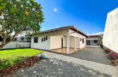 Alugo ampla casa térrea com 03 quartos, bairro itoupavazinha