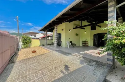 Vendo ampla casa de alvenaria no bairro it. central com 01 suíte e 2 dormitórios