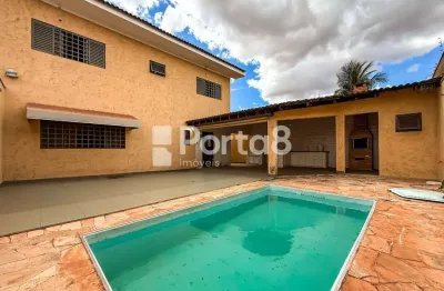 Casa com Piscina e 3 Dormitórios para Locação - Próxima à Av. Potirendaba.