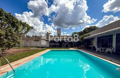 Casa Comercial com Piscina e 3 Suítes na Vila Redentora – Venda e Locação Próximo ao Plaza Shopping.