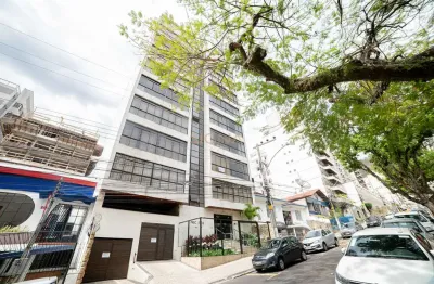 Apartamento amplo com vista para a praça, 3 quartos e suíte – 160m² com portaria e elevador