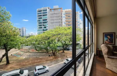 Apartamento amplo com vista para a praça, 3 quartos e suíte – 160m² com portaria e elevador