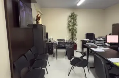 Linda Casa no Adrianópolis, com 03 Quartos, Sendo 02 Suíte e 01 com Closet  .