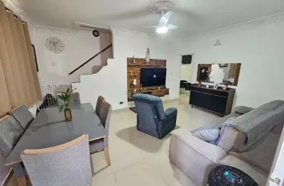 Sobrado muito amplo no bairro do gonzaga em santos., com quintal.