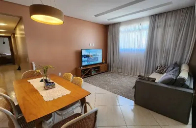 Lindamente reformado! 3 quartos, sendo 1 suíte, cômodos amplos, prédio com elevador e garagem.