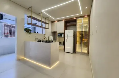 Lindo apartamento de 2 quartos, com garagem fechada, na ponta da praia em santos.