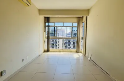 Pertinho da praia do boqueirão, bairro nobre de santos, apto de 1 dorm, amplo, prédio com elevador e garagem.