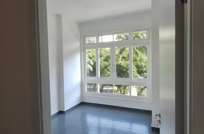 2 dormitórios a uma quadra da praia, no bairro biquinha em são vicente sem vaga.