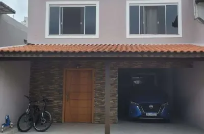 Oportunidade! casa a venda em condomínio fechado no centro de balneário