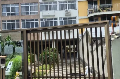 Excelente apartamento de 2 quartos reformado na praia de icaraí.