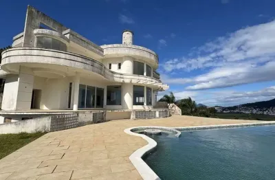 Casa com vista definitiva para o mar, 6 suítes e um potencial incrível de investimento- joão paulo, florianópolis/sc.