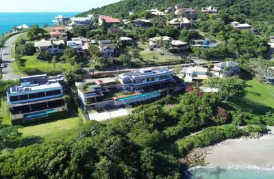 Casa luxuosa com 5 suítes, portas e vidros blindados com acesso privativo e vista definitiva para o mar, praia da vigia, garopaba/sc.