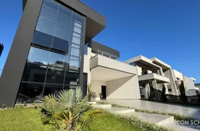 Casa com 4 suítes, sala de cinema, mobiliada e decorada, condiomínio fechado, praia dos ingleses, florianópolis/sc.