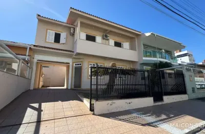 Casa 5 dormitórios sendo 1 suíte, estreito (balneário) florianópolis/sc.