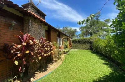 Linda casa em condomínio no quitandinha, terreno com 326m², totalmente plano. casa térrea, em ótimo estado, entrar e morar.
