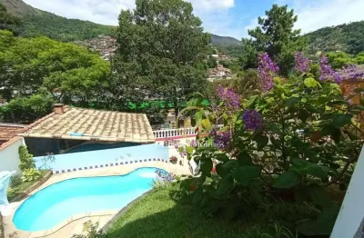 Excelente casa em cascatinha, próximo a comércio em geral,
