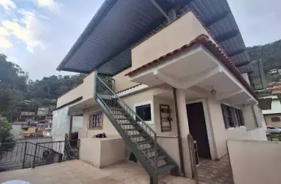 Mosela – excelente casa tipo apartamento com amplo terraço e potencial para ampliar a construção