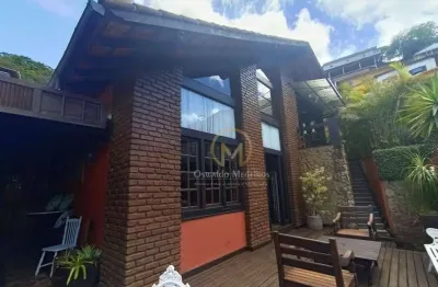 Magnífica casa em estilo chalé, com arquitetura acolhedora