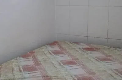 Alugo kitnet mobiliada no matatu, rua barros falcão, frente de rua.