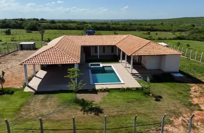 Granja com 10 hectares na região de Monte Alegre  com uma excelente estrutura  de luxo  um padrão de excelente qualidade
