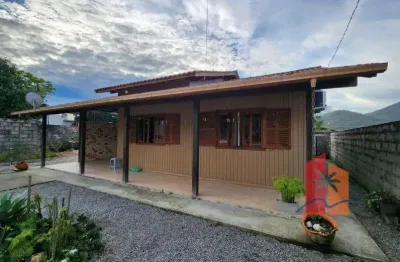 Casa de madeira à venda com quintal amplo em penha – paulo lopes/sc