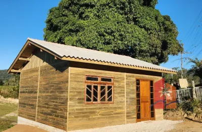 Casa de madeira nova – 2 quartos | terreno 360 m² - santa cruz, paulo lopes - sc
