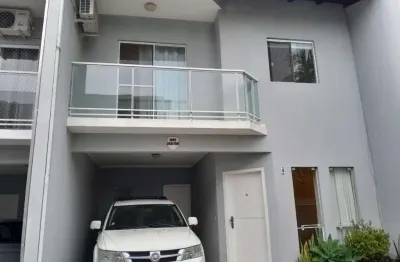 Casa com 3 quartos para alugar na Rua Agrolândia, 136, Glória, Joinville