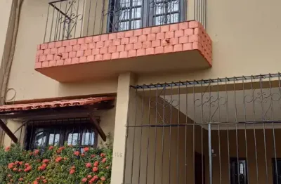 Alugo casa no conjuto medice 3l4com centrais de ar condicionado
