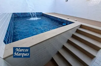 Casa com piscina e espaço gourmet com churrasqueira no Embaré