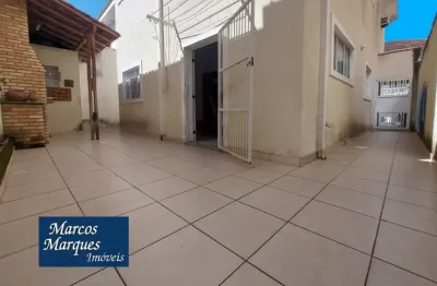 Casa com quintal isolada dos dois lados com garagem para 3 carros no campo grande