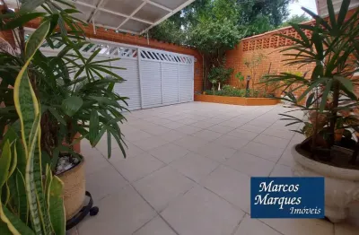 Casa térrea com quintal e edícula isolada de um lado com garagem para 2 automóveis