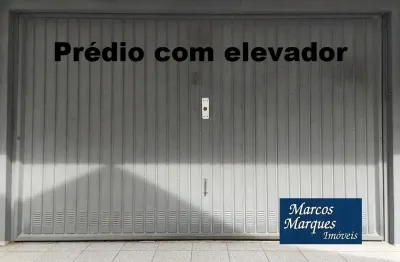 Apartamento com garagem fechada em prédio com elevador no embaré