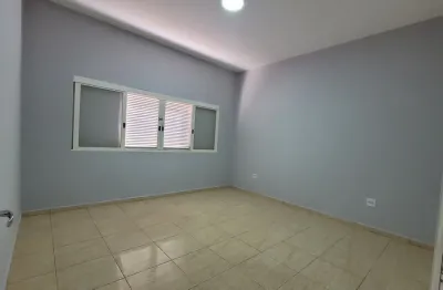 7 salas cozinha lavanderia 3 banheiros fundos rancho com um comodo edicula  cozinha quanto banheiro lavanderia quintal amplo garagem 7 carros 6 vagas de estacionamento