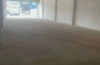 Alugo galpão/lojão com 200m² na avenida principal - venda das pedras - itaboraí - rj
