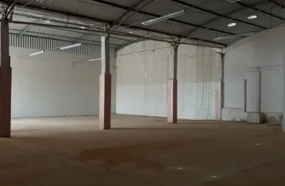 Alugo galpão de 1.280m² com estrutura de escritórios e banheiros - itaboraí/rj.