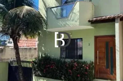 Casa em condomínio fechado com 3 quartos à venda na rua via do sol, 10, novo cavaleiro, macaé, 130 m2 por r$ 550.000