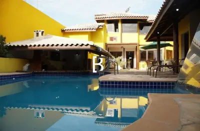 Casa com 3 quartos à venda na avenida doutor humberto de queiroz matoso, 10, novo horizonte, macaé, 300 m2 por r$ 1.300.000