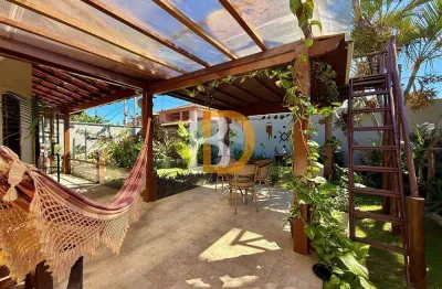 À venda casa de esquina reformada com espaço gourmet no bairro Capão, próxima à Praia de Tucuns