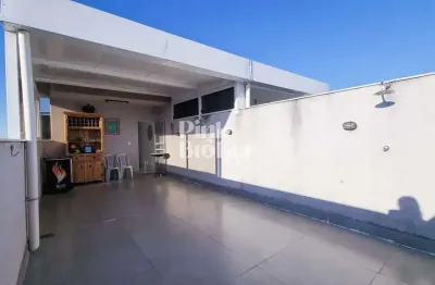 Cobertura 2 quartos sendo 1 suíte, armários na cozinha e nos banheiros, 2 vagas de garagem, localiz